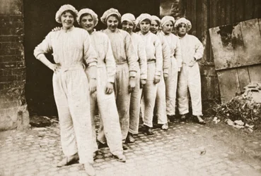 Eine malerische Gruppe von Arbeiterinnen: Mägde in einer Mühle in Nottingham, aus The Illustrated War News, 12. Juli 1916